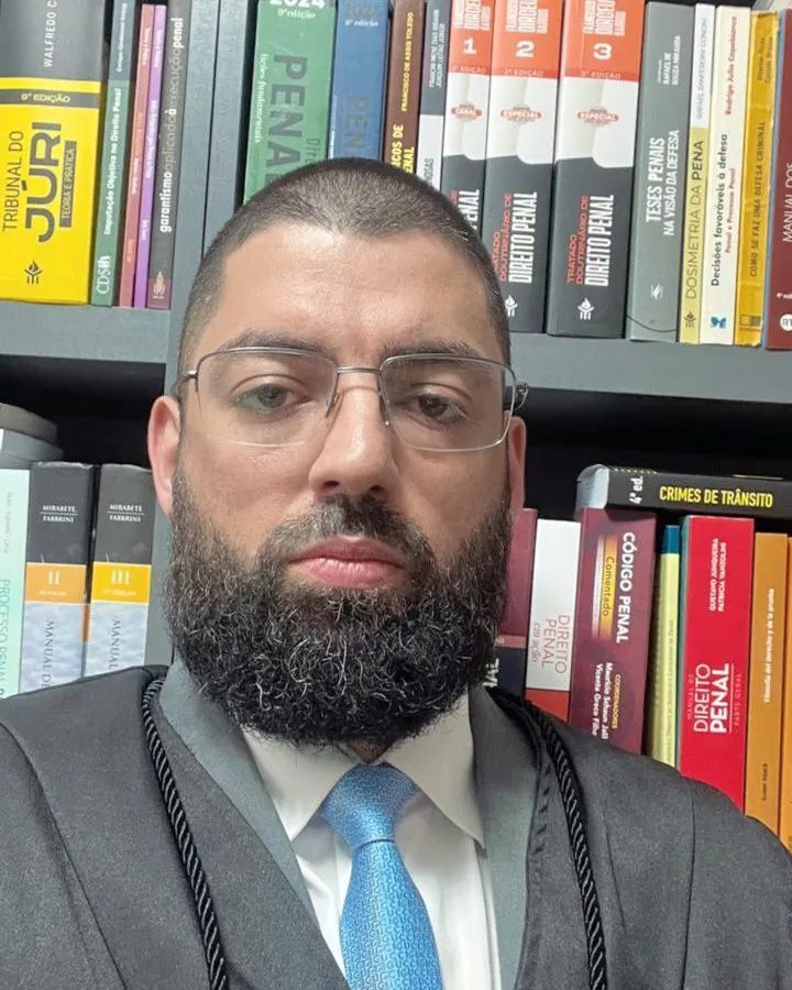 Dr. Evinis Talon, advogado criminalista, em seu escritório